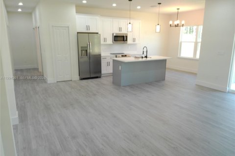 House in Palm Bay, Florida 4 bedrooms, 171.87 sq.m. № 2055924 - photo 13