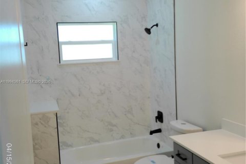 House in Palm Bay, Florida 4 bedrooms, 171.87 sq.m. № 2055924 - photo 18