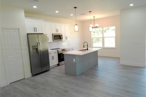 House in Palm Bay, Florida 4 bedrooms, 171.87 sq.m. № 2055924 - photo 12