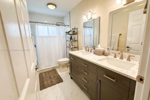 House in Miami, Florida 3 bedrooms, 137.68 sq.m. № 1971989 - photo 18