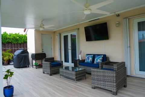 House in Miami, Florida 3 bedrooms, 137.68 sq.m. № 1971989 - photo 10