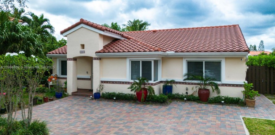 House in Miami, Florida 3 bedrooms, 137.68 sq.m. № 1971989