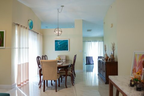 House in Miami, Florida 3 bedrooms, 137.68 sq.m. № 1971989 - photo 25