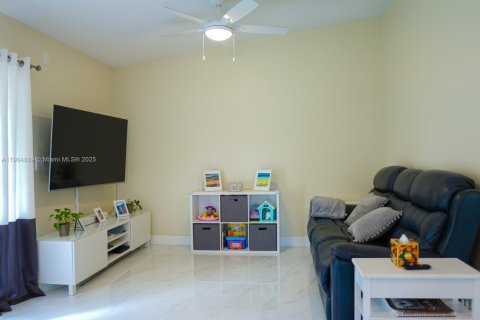 House in Miami, Florida 3 bedrooms, 137.68 sq.m. № 1971989 - photo 11