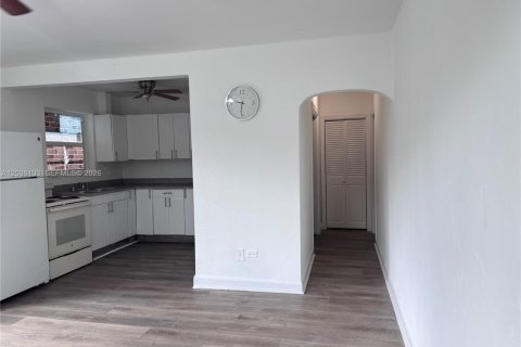 Casa en alquiler en Miami, Florida, 1 dormitorio, 51.1 m2 № 2085161 - foto 3