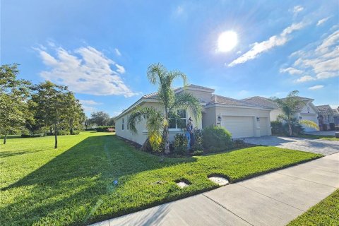 House in Four Corners, Florida 4 bedrooms, 238.85 sq.m. № 2197343 - photo 2
