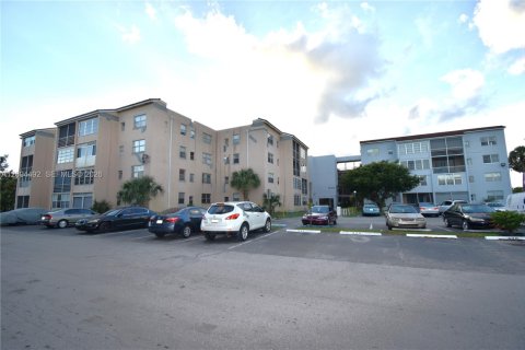 Condo in Lauderdale Lakes, Florida, 2 bedrooms  № 2390088 - photo 2