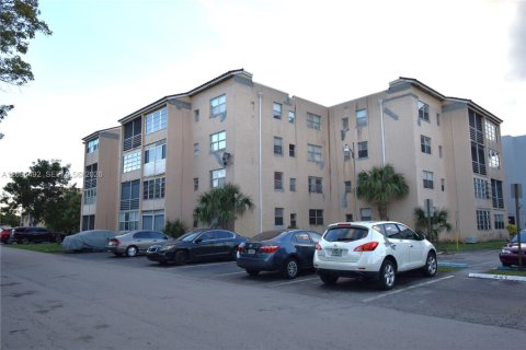 Condo in Lauderdale Lakes, Florida, 2 bedrooms № 2390088
