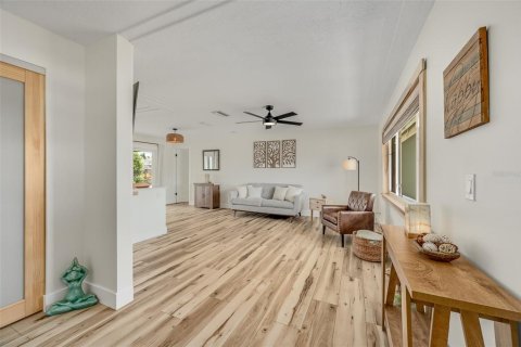 House in Merrit Island, Florida 3 bedrooms, 139.26 sq.m. № 2196583 - photo 7