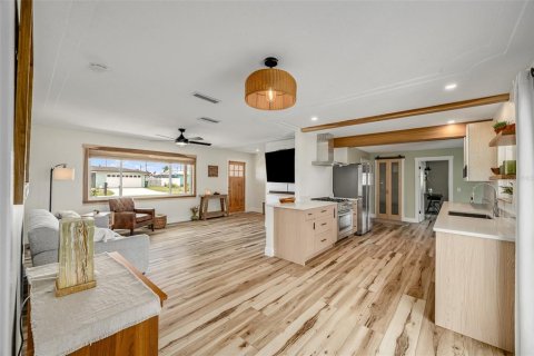 House in Merrit Island, Florida 3 bedrooms, 139.26 sq.m. № 2196583 - photo 11
