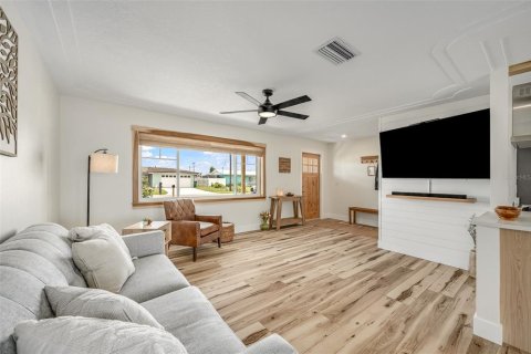 House in Merrit Island, Florida 3 bedrooms, 139.26 sq.m. № 2196583 - photo 6