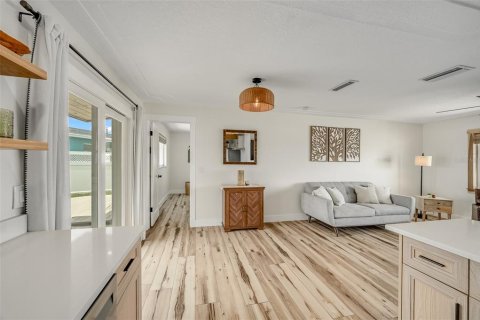 House in Merrit Island, Florida 3 bedrooms, 139.26 sq.m. № 2196583 - photo 14
