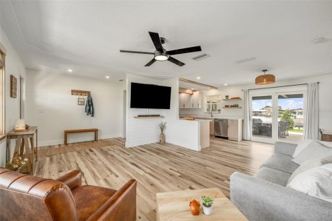 House in Merrit Island, Florida 3 bedrooms, 139.26 sq.m. № 2196583 - photo 9