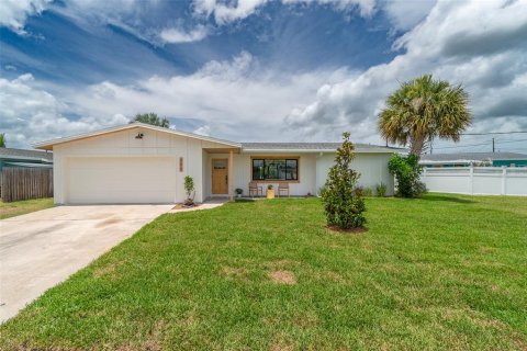 House in Merrit Island, Florida 3 bedrooms, 139.26 sq.m. № 2196583