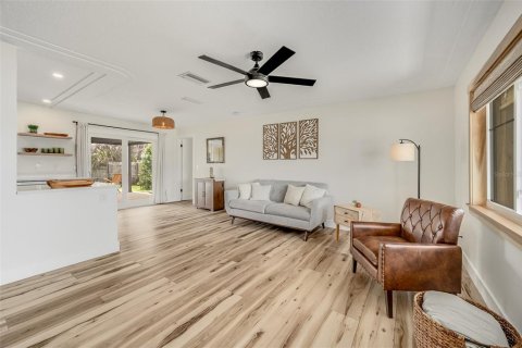 House in Merrit Island, Florida 3 bedrooms, 139.26 sq.m. № 2196583 - photo 4