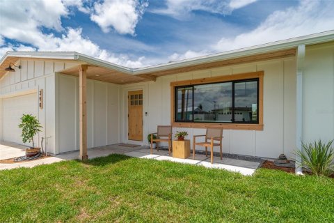 House in Merrit Island, Florida 3 bedrooms, 139.26 sq.m. № 2196583 - photo 2