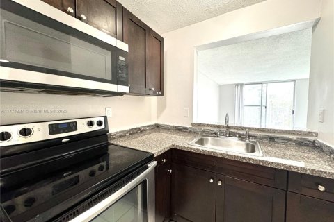 Condominio en venta en Miami, Florida, 1 dormitorio, 76.74 m2 № 1868172 - foto 1