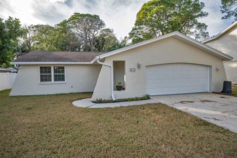 House in Tarpon Springs, Florida 3 bedrooms, 166.95 sq.m. № 2122293 - photo 2
