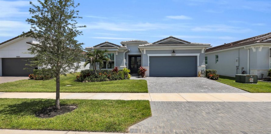 House in Port St. Lucie, Florida 2 bedrooms, 218.69 sq.m. № 2389828