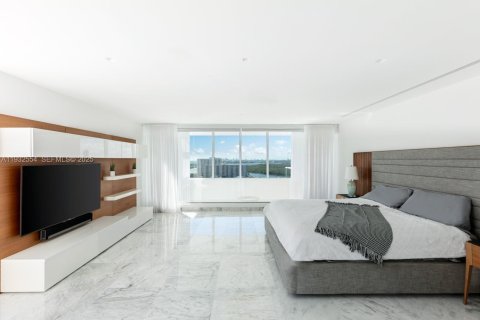 Condo in Sunny Isles Beach, Florida, 4 bedrooms № 1991502 - photo 25