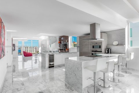Condo in Sunny Isles Beach, Florida, 4 bedrooms № 1991502 - photo 13