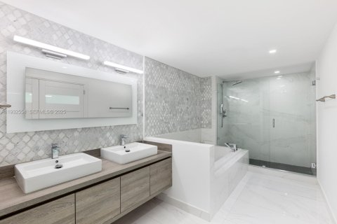 Condo in Sunny Isles Beach, Florida, 4 bedrooms № 1991502 - photo 27