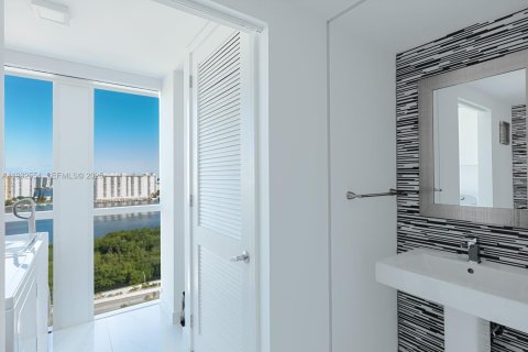 Condo in Sunny Isles Beach, Florida, 4 bedrooms № 1991502 - photo 16