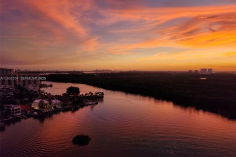 Condo in Sunny Isles Beach, Florida, 4 bedrooms № 1991502 - photo 4