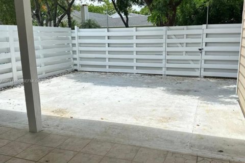 Adosado en alquiler en Miami, Florida, 3 dormitorios, 143.63 m2 № 2083925 - foto 24