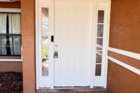 Villa ou maison à vendre à Port St. Lucie, Floride: 3 chambres, 172.61 m2 № 1928904 - photo 2