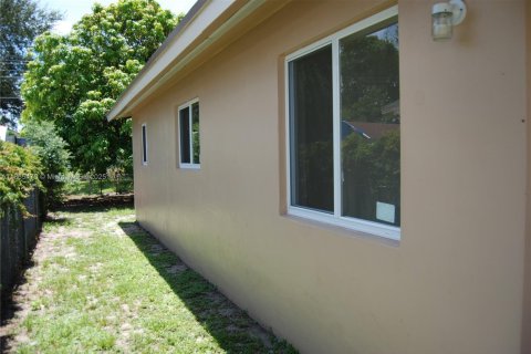 House in Miami, Florida 3 bedrooms, 96.62 sq.m. № 1894251 - photo 4