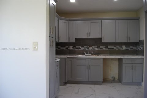 House in Miami, Florida 3 bedrooms, 96.62 sq.m. № 1894251 - photo 15