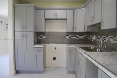 House in Miami, Florida 3 bedrooms, 96.62 sq.m. № 1894251 - photo 17