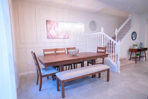 Townhouse in Davenport, Florida 5 bedrooms, 210.24 sq.m. № 1583313 - photo 6