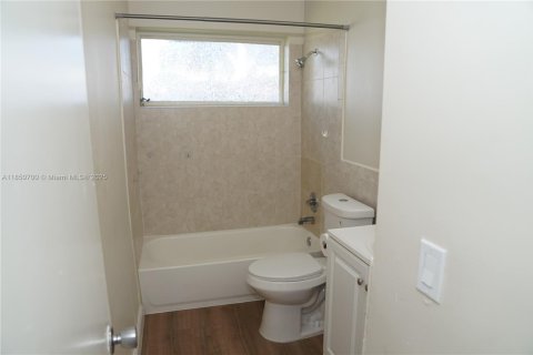 House in Tamarac, Florida 3 bedrooms, 121.05 sq.m. № 1854854 - photo 16
