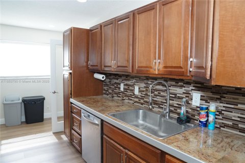 House in Tamarac, Florida 3 bedrooms, 121.05 sq.m. № 1854854 - photo 10