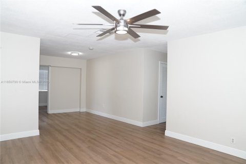 House in Tamarac, Florida 3 bedrooms, 121.05 sq.m. № 1854854 - photo 4