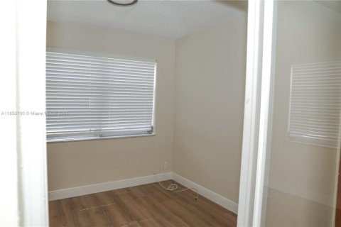 House in Tamarac, Florida 3 bedrooms, 121.05 sq.m. № 1854854 - photo 14