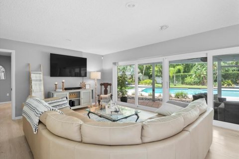 House in Tampa, Florida 4 bedrooms, 273.69 sq.m. № 1877280 - photo 11