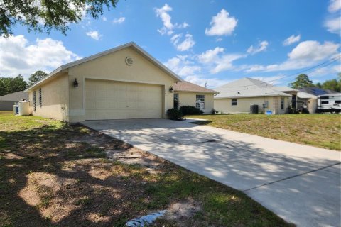 House in North Port, Florida 3 bedrooms, 163.69 sq.m. № 2122506 - photo 2