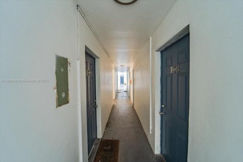 Commercial property in North Miami, Florida 1725.75 sq.m. № 1890170 - photo 11