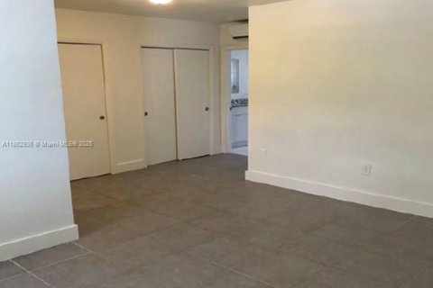 Commercial property in North Miami, Florida 1725.75 sq.m. № 1890170 - photo 6