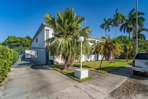 Commercial property in North Miami, Florida 1725.75 sq.m. № 1890170 - photo 7