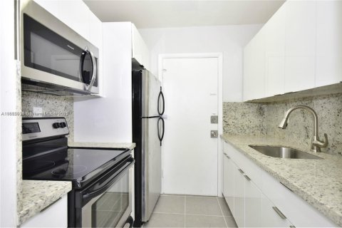 Commercial property in North Miami, Florida 1725.75 sq.m. № 1890170 - photo 1