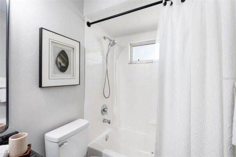 House in Weeki Wachee, Florida 3 bedrooms, 142.42 sq.m. № 2273064 - photo 17