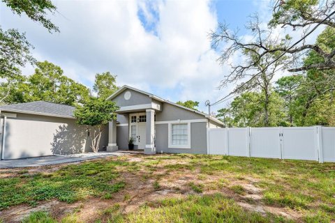 House in Weeki Wachee, Florida 3 bedrooms, 142.42 sq.m. № 2273064 - photo 2