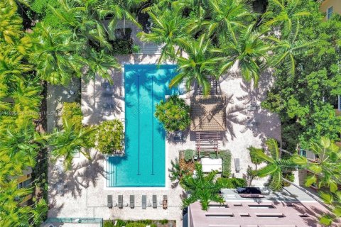 Condo in South Miami, Florida, 2 bedrooms  № 1948071 - photo 2