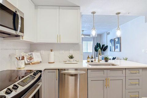 Condo in South Miami, Florida, 2 bedrooms  № 1948071 - photo 9