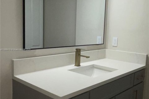 Condo in South Miami, Florida, 2 bedrooms  № 1948071 - photo 12