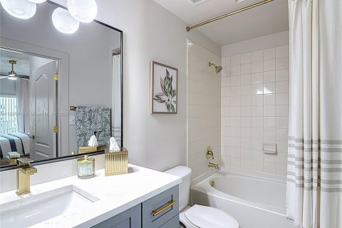 Condo in South Miami, Florida, 2 bedrooms  № 1948071 - photo 10